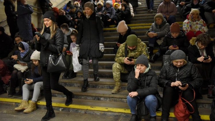 Moradores se abrigam dentro de uma estação de metrô durante um alerta de ataque aéreo em Kyiv (Kiev), Ucrânia, 29 de dezembro de 2022. Mísseis russos atingiram as principais cidades da Ucrânia no início de 29 de dezembro. O chefe da Administração Militar da Cidade de Kyiv, Serhiy Popko, escreveu em telegrama que 16 mísseis direcionados à capital ucraniana Kyiv foram destruídos e que pelo menos três pessoas ficaram feridas. O prefeito da cidade, Vitali Klitschko, disse que 40% dos consumidores da capital ficaram sem eletricidade após os ataques. As tropas russas entraram na Ucrânia em 24 de fevereiro de 2022, iniciando um conflito que provocou destruição e uma crise humanitária. EPA/OLEG PETRASYUK