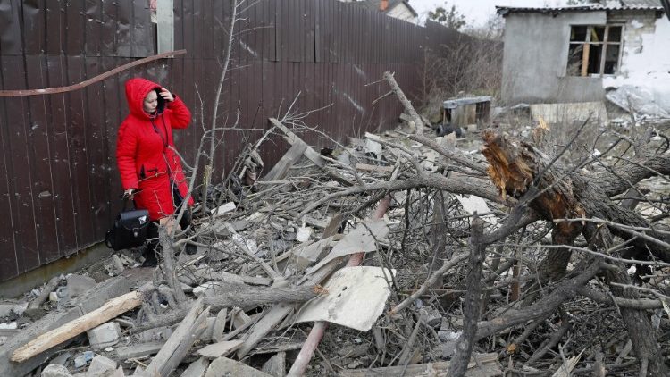 Um local no local de um prédio residencial destruído após um ataque de míssil russo nos arredores de Kyiv, Ucrânia, 29 de dezembro de 2022. Mísseis russos atingiram as principais cidades da Ucrânia no início de 29 de dezembro, escreveu o chefe da Administração Militar da Cidade de Kyiv, Serhiy Popko no telegrama que 16 mísseis direcionados à capital ucraniana Kyiv foram destruídos e que pelo menos três pessoas ficaram feridas. O prefeito da cidade, Vitali Klitschko, disse que 40% dos consumidores da capital ficaram sem eletricidade após os ataques. EPA/SERGEY DOLZHENKO