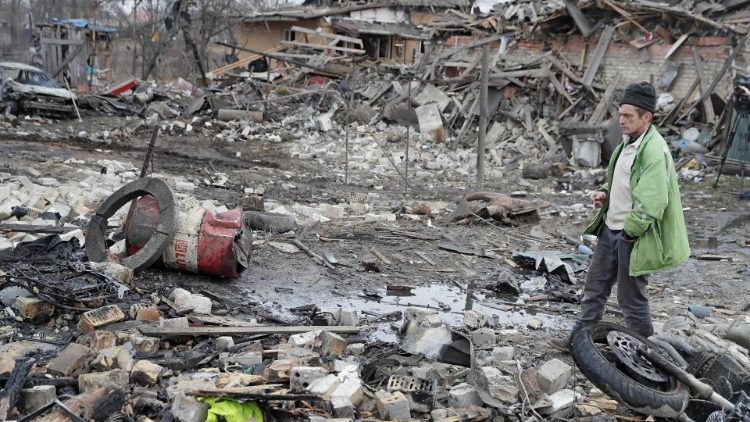Um local no local de um prédio residencial destruído após um ataque de míssil russo nos arredores de Kyiv, Ucrânia, 29 de dezembro de 2022. Mísseis russos atingiram as principais cidades da Ucrânia no início de 29 de dezembro, escreveu o chefe da Administração Militar da Cidade de Kyiv, Serhiy Popko no telegrama que 16 mísseis direcionados à capital ucraniana Kyiv foram destruídos e que pelo menos três pessoas ficaram feridas. O prefeito da cidade, Vitali Klitschko, disse que 40% dos consumidores da capital ficaram sem eletricidade após os ataques. EPA/SERGEY DOLZHENKO