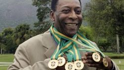 Photo d'archive du 22 décembre 2010, d'Edson Aramtes do Nascimento, connu sous le nom de Pelé, avec ses six médailles de champion du Brésil lors d'une cérémonie à Rio de Janeiro.