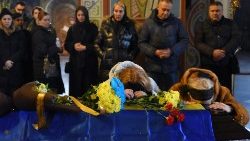 Pais e amigos participam em Kiev do funeral do soldado morto em combate, Oleksandr