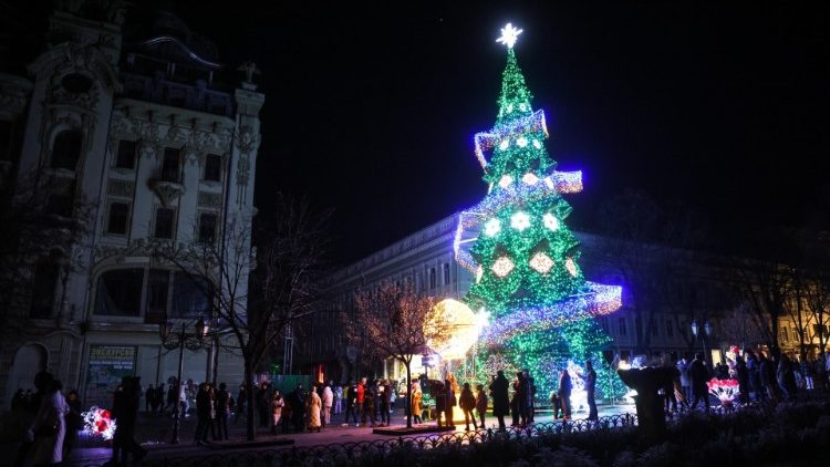 Un albero di Natale a Odessa sullo sfondo di un palazzo bombardato