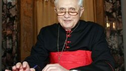 Kardinal Joseph Ratzinger bei einer Buchvorstellung (Archivbild)