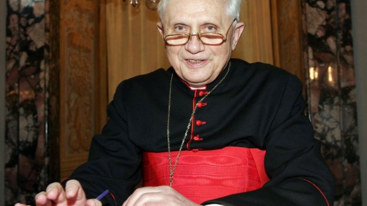Kardinal Joseph Ratzinger, der spätere Papst Benedikt XVI. (2005-13), auf einer undatierten Aufnahme