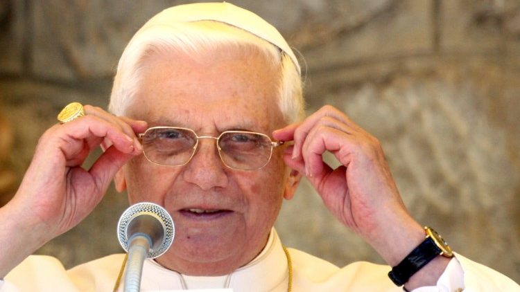 Papst Benedikt XVI. richtet sich die Brille
