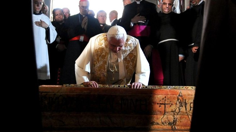 Benedikt XVI. 2009 in der Jerusalemer Grabeskirche