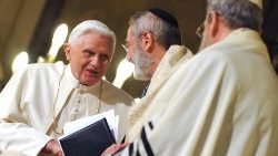 Ratzinger e Di Segni in sinagoga nel 2010