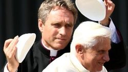 Papa Benedict al XVI-lea și arhiepiscopul Georg Gänswein, secretarul personal al pontifului de origine germană