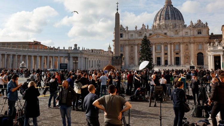 Nach Benedikts Tod: Journalisten am Petersplatz