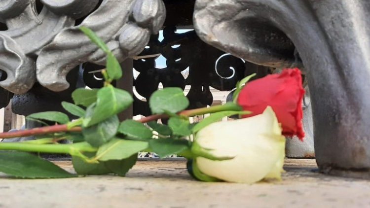 Petersplatz: Rosen und Gebet im Gedenken an den verstorbenen deutschen Papst