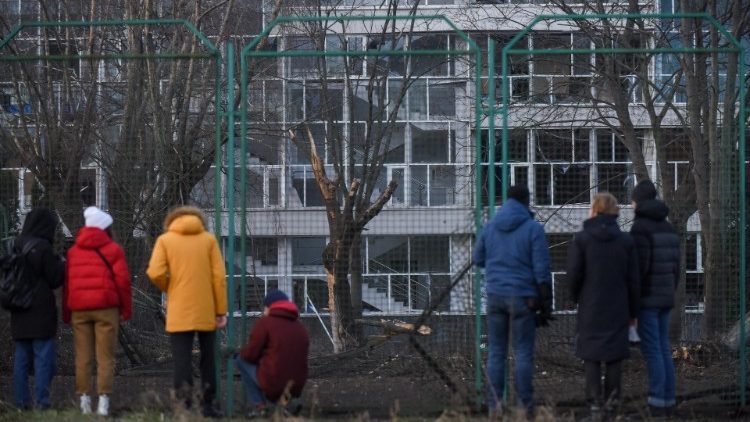 Pessoas olham para a cratera de bombardeio no estádio da Universidade Nacional Taras Shevchenko de Kyiv que foi danificada em um ataque de míssil em Kyiv (Kiev), Ucrânia, 31 de dezembro de 2022. Mísseis russos atingiram as principais cidades da Ucrânia em 31 de dezembro, antes da celebração do Ano Novo. O prefeito de Kyiv, Vitaliy Klitschko, relatou explosões e destruição em três distritos da capital. Pelo menos uma pessoa foi morta, disse Klitschko. EPA/OLEG PETRASYUK