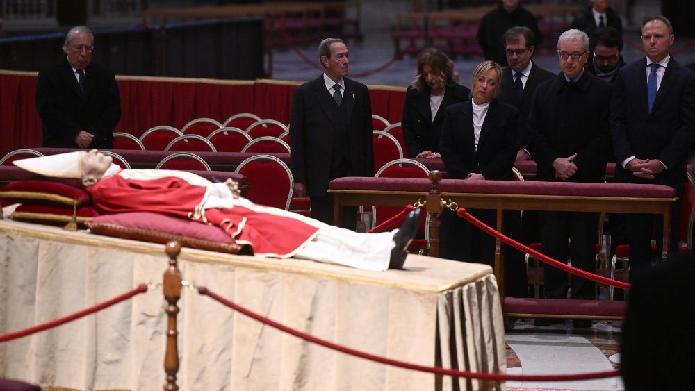 Unter den ersten Trauergästen war die italienische Regierungschefin Meloni