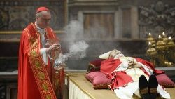 Pierwsze obrzędy po przyniesieniu ciała Benedykta XVI di Bazyliki Watykańskiej
