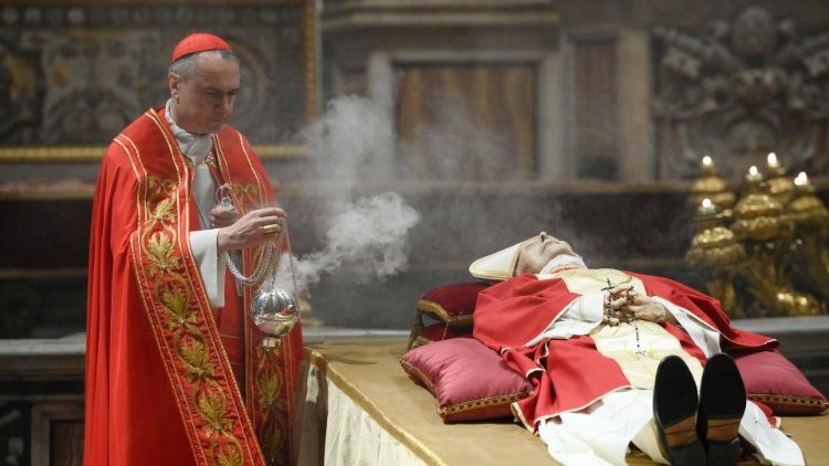 Pierwsze obrzędy po przyniesieniu ciała Benedykta XVI di Bazyliki Watykańskiej