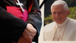 Kondolenzbuch für den ehemaligen Papst Benedikt XVI. in der Apostolischen Nuntiatur in Berlin