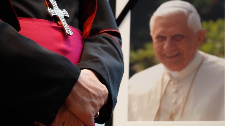 Kondolenzbuch für den ehemaligen Papst Benedikt XVI. in der Apostolischen Nuntiatur in Berlin
