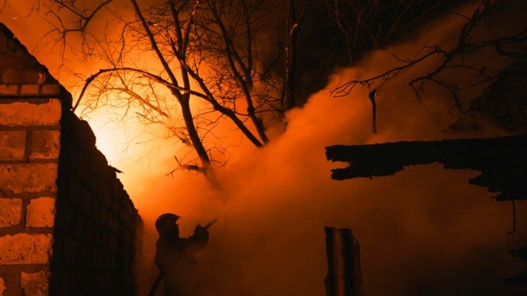 Bombeiros ucranianos tentam apagar o fogo em prédio no vilarejo de Ivanivka, proximidades de Bakhmut, em 2 de janeiro. EPA/Geprge Ivanchenko