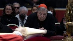 Kard. George Pell modli się przy ciele Benedykta XVI