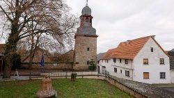 Kirchturm einer protestantischen Kirche in Gau-Weinheim