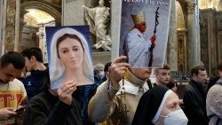 Fila de fiéis na Basílica de São Pedro para prestar homenagem ao Papa Emérito Bento XVI (Joseph Ratzinger).