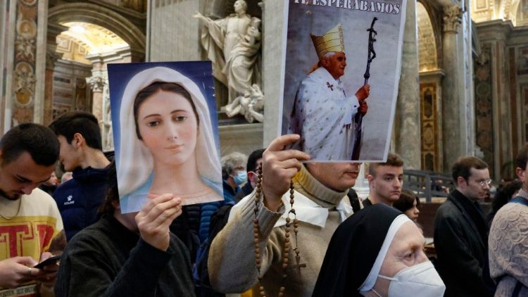 Fila de fiéis na Basílica de São Pedro para prestar homenagem ao Papa Emérito Bento XVI (Joseph Ratzinger).