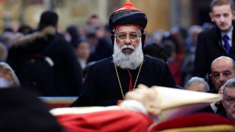 Kardinal Cleemis (hier bei der Aufbewahrung des verstorbenen Papstes Benedikt XVI. im Petersdom, Januar 2023