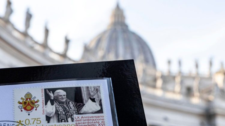 Eine Sonderbriefmarke wurde zum Tod Benedikt XVI. herausgegeben