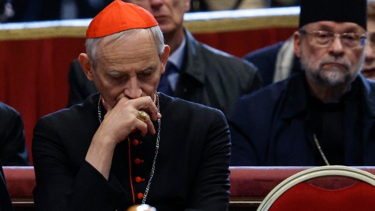 Le cardinal Matteo Zuppi en prière devant le corps de Benoît XVI 