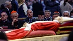 Le cardinal Matteo Zuppi, archevêque de Bologne et président de la Conférence épiscopale italienne, conduit la délégation italienne venue rendre hommage au Pape émérite Benoît XVI. 