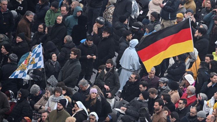 Bayern- und Deutschlandflagge auf dem Petersplatz beim Requiem für Benedikt XVI.