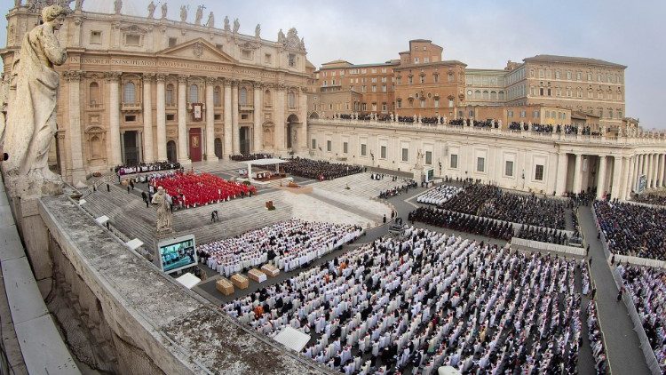 Gut gefüllter Petersplatz an diesem Donnerstagmorgen, Tag der Grablegung von Benedikt XVI.