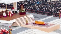 Bei der Totenmesse für den emeritierten Papst Benedikt XVI. auf dem Petersplatz