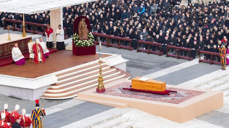 El féretro con los restos mortales de Benedicto XVI