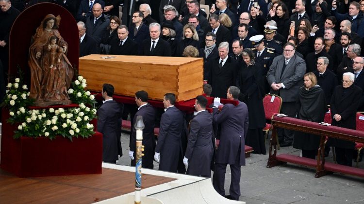 Der Sarg Benedikts XVI. auf dem Petersplatz, kurz vor der Beisetzung des Verstorbenen im Januar 2023