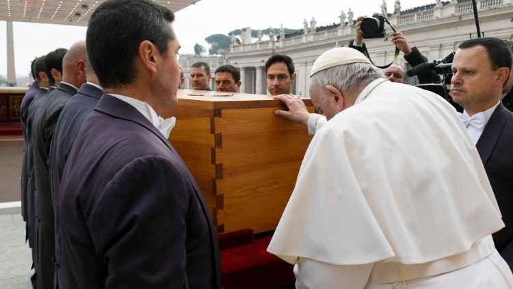 Francisco reza sobre el féretro de Benedicto XVI