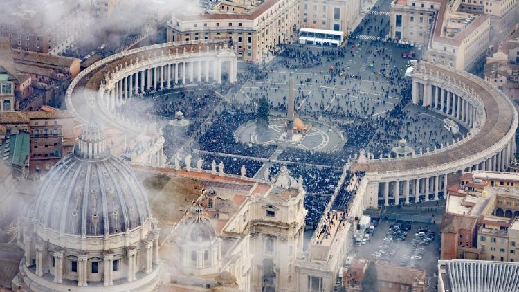 Luftaufnahme Petersplatz beim Requiem für Papst Benedikt XVI.