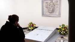 Pierwsi wierni modlą się przy grobie Benedykta XVI