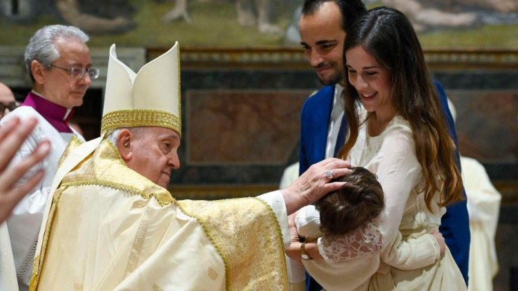 Le Pape baptise un enfant dans la chapelle Sixtine le 8 janvier 2023. 