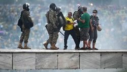 Simpatizantes de Bolsonaro asaltan edificios gubernamentales en la capital de Brasil