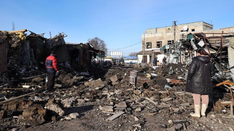 Dois ucranianos estão em meio aos escombros em um mercado local danificado depois que um bombardeio atingiu a cidade de Shevchenkove, região de Kharkiv, nordeste da Ucrânia, em 09 de janeiro de 2023, em meio à invasão da Rússia. Duas pessoas morreram e outras cinco ficaram feridas, entre elas uma criança, como resultado de um ataque com foguete na vila de Shevchenkive, no distrito de Kupyansk, escreveu o chefe da Administração Estatal Regional de Kharkiv, Oleh Synehubov, no telegrama. As tropas russas em 24 de fevereiro de 2022 entraram em território ucraniano, iniciando um conflito que provocou destruição e uma crise humanitária. EPA/SERGEY KOZLOV