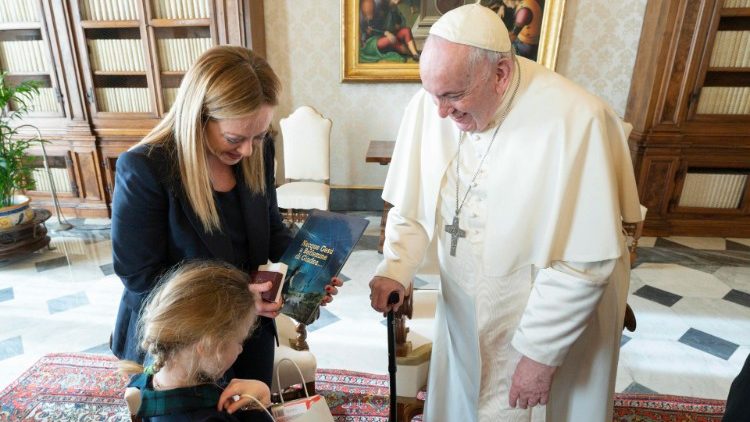 El Papa junto a Giorgia Meloni.