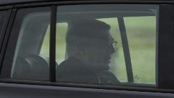 Kardinal Pell bei einer Autofahrt
