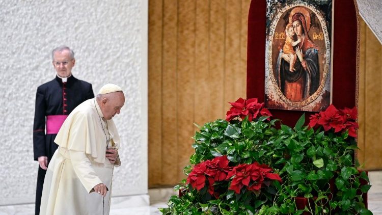 Papież skłania sie przed ikoną, audiencja generalna 11 stycznia 2023 r.