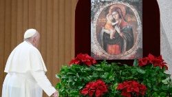 Le Pape François en prière devant l’icône de Notre Dame du Peuple, le 11 janvier 2023.