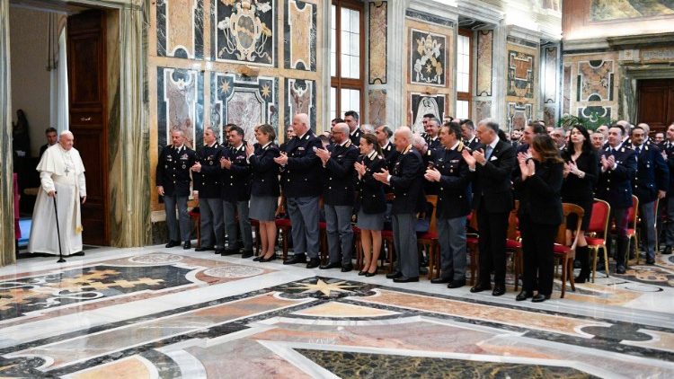 Franziskus mit den Polizistinnen und Polizisten an diesem Donnerstag im Vatikan