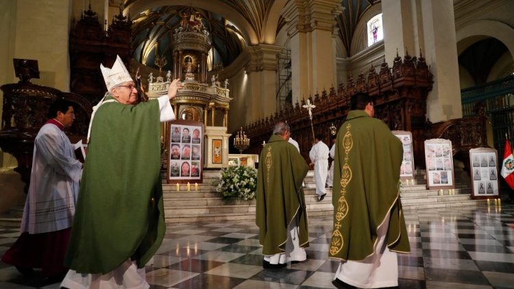 Архиепископът на Лима Карлос Кастильо предстоятелства литургия за жертвите на антиправителствените протести, 15.01.2023 