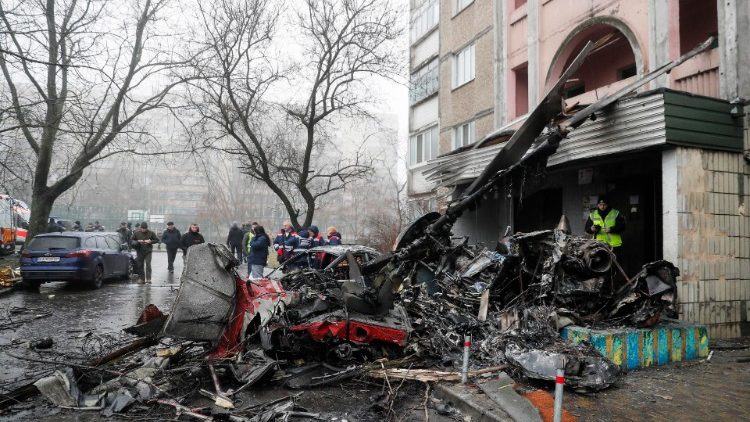 Serviços de resgate trabalham no local de um acidente de helicóptero perto dos destroços em Brovary, perto de Kyiv, Ucrânia, 18 de janeiro de 2023. Pelo menos 18 pessoas morreram, incluindo três crianças, depois que um helicóptero caiu perto de um jardim de infância e um prédio residencial na cidade de Brovary, Oleksiy Kuleba, chefe da Administração Militar Regional de Kyiv. EPA/SERGEY DOLZHENKO