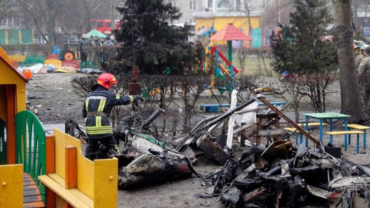 Serviços de resgate removem os destroços do helicóptero no local da queda de helicóptero em Brovary, perto de Kyiv, Ucrânia, 18 de janeiro de 2023. Pelo menos 18 pessoas morreram, incluindo três crianças, depois que um helicóptero caiu perto de um jardim de infância e um prédio residencial na cidade de Brovary, Oleksiy Kuleba, o chefe da Administração Militar Regional de Kyiv escreveu no telegrama. "Entre eles estão o Ministro do Interior da Ucrânia Denys Monastyrskyi, seu primeiro vice Yevhen Yenin, o secretário de Estado do Ministério de Assuntos Internos Yuri Lubkovych, seus assistentes e a tripulação do helicóptero.", declarou o presidente da Ucrânia Volodymyr Zelensky. EPA/SERGEY DOLZHENKO