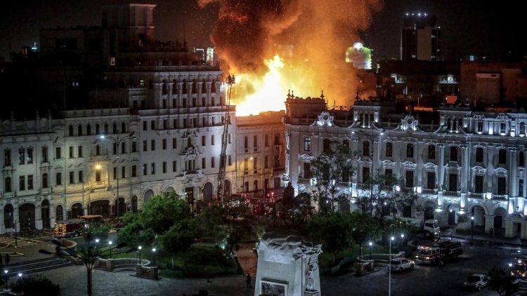 A fuoco anche un edificio storico nel cuore della capitale Lima, in Plaza San Martin, dopo gli scontri tra manifestanti e polizia