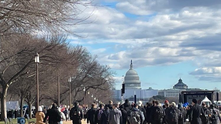 Usa: Washington marcia anti-abortisti, pressioni su Congresso